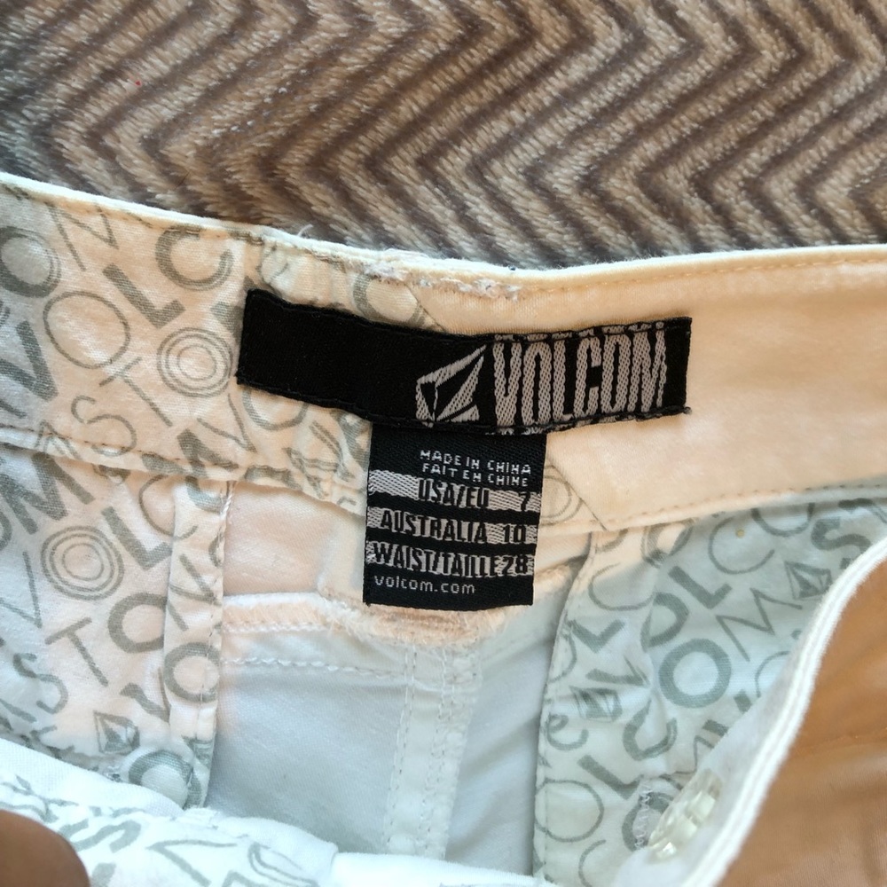 White Volcom short - Picture 3 of 4